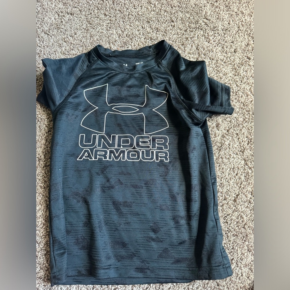 boys youth small under armor tee